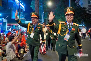 Người dân chào đón các đại biểu Anh hùng Lực lượng vũ trang nhân dân về sự Đại lễ. (Ảnh: MINH TÂM)