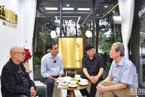 Buổi trò chuyện giữa các văn, nghệ sĩ về nhạc sĩ Văn Cao. (Ảnh: NHẬT QUANG)