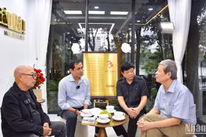Buổi trò chuyện giữa các văn, nghệ sĩ về nhạc sĩ Văn Cao. (Ảnh: NHẬT QUANG)