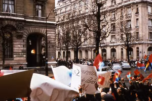 Việt kiều cùng bạn bè Pháp vẫy cờ trên đường phố chung quanh Trung tâm Hội nghị quốc tế Kléber vào ngày ký kết Hiệp định Paris. (Ảnh: Lê Xuân Tấn)