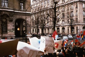 Việt kiều cùng bạn bè Pháp vẫy cờ trên đường phố chung quanh Trung tâm Hội nghị quốc tế Kléber vào ngày ký kết Hiệp định Paris. (Ảnh: Lê Xuân Tấn)