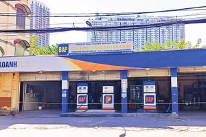 Cửa hàng xăng dầu Bảo Anh, số 236 phố Lương Thế Vinh, quận Nam Từ Liêm, Hà Nội dừng hoạt động mấy ngày qua. (Ảnh: MINH ĐỨC)