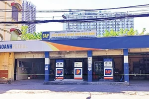 Cửa hàng xăng dầu Bảo Anh, số 236 phố Lương Thế Vinh, quận Nam Từ Liêm, Hà Nội dừng hoạt động mấy ngày qua. (Ảnh: MINH ĐỨC)