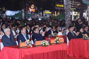 Thủ tướng Phạm Minh Chính và các đồng chí lãnh đạo, đại biểu tham dự Chương trình Non nước Cao Bằng. (Ảnh: DƯƠNG GIANG - NHẬT BẮC)