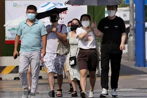 Người dân di chuyển tại Thượng Hải, Trung Quốc. (Ảnh: THX/TTXVN)