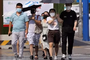 Người dân di chuyển tại Thượng Hải, Trung Quốc. (Ảnh: THX/TTXVN)