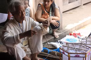 Nghệ nhân Nguyễn Văn Quyền tại Bảo tàng Dân tộc học Việt Nam năm 2012.