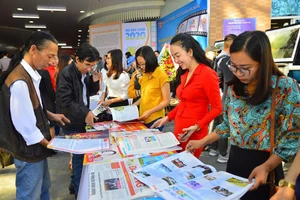 Bạn đọc với báo Đảng tại Hội báo Xuân Đà Nẵng. (Ảnh BÁO ĐÀ NẴNG) 