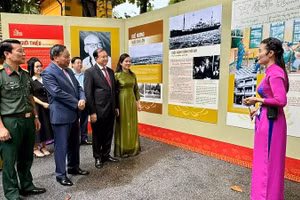 Các đại biểu tham quan Triển lãm. (Ảnh: Hà Vương)