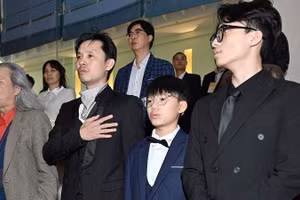 Gia đình nhạc sĩ Văn Cao xúc động khi hát Quốc ca cùng 15.000 người. (Ảnh: BTC)