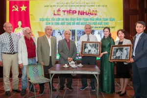 Khu Di tích Chủ tịch Hồ Chí Minh tại Phủ Chủ tịch tiếp nhận hiện vật do gia đình cụ ông Phạm Văn Công trao tặng. (Ảnh: NAM NGUYỄN).