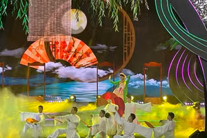 Tiết mục nghệ thuật chào mừng tại chương trình.