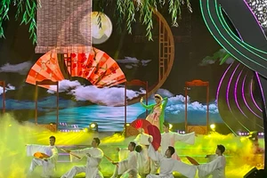 Tiết mục nghệ thuật chào mừng tại chương trình.