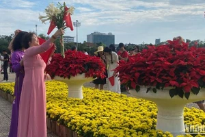 Quảng trường Ba Đình là điểm đến thu hút đông đảo người dân và du khách.