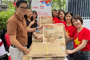 Độc giả háo hức nhận phụ san đặc biệt của Báo Nhân Dân.