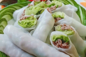 Phở cuốn là sự sáng tạo độc đáo của người Hà Thành. (Ảnh: Phở cuốn 31 Ngũ Xã)