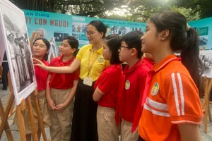 Học sinh Trường tiểu học Tràng An đến tham quan, tìm hiểu về cuộc đời, sự nghiệp và tấm gương đạo đức của Chủ tịch Hồ Chí Minh.