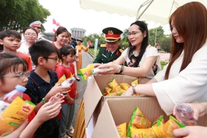 Nước uống, sữa và bánh đã được cán bộ, nhân viên, chiến sĩ của Ban Quản lý Lăng và Sở Du lịch Hà Nội trao tận tay người dân và du khách.