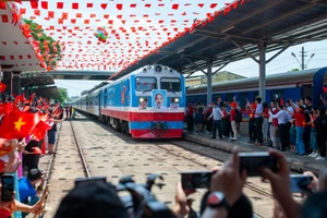 "Đoàn tàu Thống Nhất" tiến vào Ga Đà Nẵng.