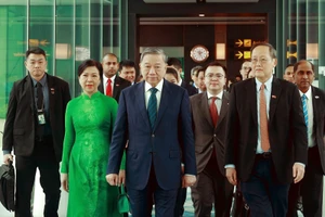 Lễ tiễn Tổng Bí thư Tô Lâm và Phu nhân tại sân bay Changi, Singapore. (Ảnh: TTXVN)