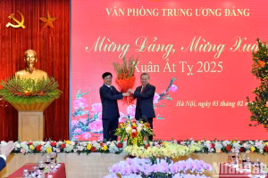 Đồng chí Nguyễn Duy Ngọc tặng hoa chúc mừng Tổng Bí thư Tô Lâm. (Ảnh: ĐĂNG KHOA)