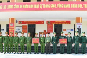 Bộ trưởng Công an Lương Tam Quang thăm, động viên Công an xã Bản Phiệt và Trạm kiểm soát biên phòng xã Bản Phiệt, huyện Bảo Thắng, tỉnh Lào Cai. (Ảnh: Bộ Công an)