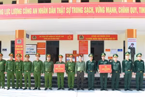 Bộ trưởng Công an Lương Tam Quang thăm, động viên Công an xã Bản Phiệt và Trạm kiểm soát biên phòng xã Bản Phiệt, huyện Bảo Thắng, tỉnh Lào Cai. (Ảnh: Bộ Công an)