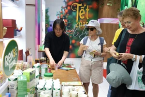 Các đại biểu tham quan các gian hàng trưng bày tại Showroom Trung tâm Xúc tiến Thương mại và Đầu tư Thành phố Hồ Chí Minh.