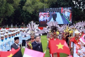Tổng thống Indonesia Prabowo Subianto chủ trì Lễ đón Tổng Bí thư Tô Lâm tại Phủ Tổng thống ở Thủ đô Jakarta. (Ảnh: Thống Nhất/TTXVN)