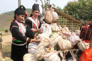 Đồng bào Khơ Mú treo túi quần áo tại lán thờ để cầu mong sức khỏe, con cháu được thần linh che chở.