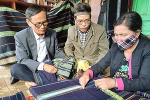 Dệt thổ cẩm truyền thống của đồng bào dân tộc bản địa nam Tây Nguyên.