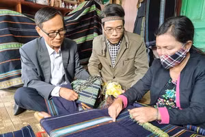 Dệt thổ cẩm truyền thống của đồng bào dân tộc bản địa nam Tây Nguyên.