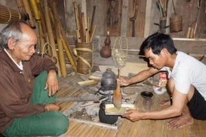 Thưởng thức món chẹ giâm của đồng bào Giẻ-Triêng. (Ảnh: Tất Thành)