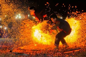 Trong đời sống tinh thần của người Pà Thẻn, ngọn lửa tượng trưng cho sự sống.