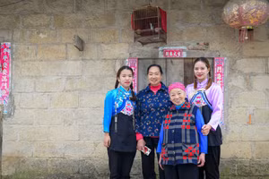 Người Hoa thường tự may trang phục tại nhà, họ ưa chuộng hoa văn thổ cẩm và màu sắc tươi sáng. (Ảnh: Thành Đạt)