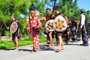 Thầy cúng và đoàn trai gái đi ra bến nước chuẩn bị làm lễ cúng. (Ảnh: Nhật Quang/Báo Nhân Dân)