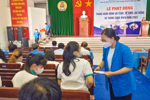 Phó Chủ tịch Ủy ban nhân dân tỉnh Vĩnh Long Nguyễn Thị Quyên Thanh trao quà cho đoàn viên công đoàn bị tai nạn lao động. 