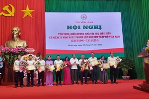 Lãnh đạo tỉnh Vĩnh Long trao Bằng khen cho những tập thể và cá nhân tích cực đóng góp trong công tác xã hội, từ thiện, nhân đạo trên địa bàn tỉnh.