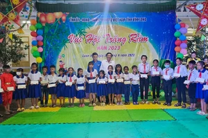 Bí thư Tỉnh ủy Vĩnh Long Bùi Văn Nghiêm trao học bổng cho các em học sinh người dân tộc Khmer vượt khó học giỏi.