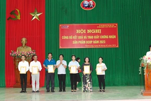 Trao giấy chứng nhận cho các chủ thể đạt sản phẩm OCOP 4 sao. 