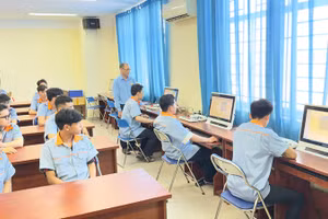 Sinh viên chuyên ngành thiết kế vi mạch Trường đại học Sư phạm kỹ thuật Vĩnh Long đang thực hành.