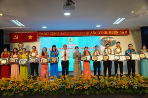 Lãnh đạo Thành ủy Thành phố Hồ Chí Minh và Liên đoàn Lao động Thành phố Hồ Chí Minh trao Bằng khen và tuyên dương Gương sáng đảng viên 2024