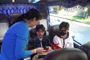 Lãnh đạo Liên đoàn lao động Thành phố Hồ Chí Minh tiễn công nhân lao động về quê trên chuyến xe mùa xuân.