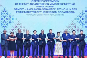 Thủ tướng Campuchia Samdech Techo Hun Sen và Bộ trưởng Ngoại giao các nước ASEAN tại Lễ khai mạc Hội nghị.