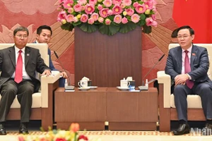 Chủ tịch Quốc hội Vương Đình Huệ phát biểu tại buổi tiếp Phó Chủ tịch Quốc hội Lào Khambay Damlath. (Ảnh: Duy Linh)