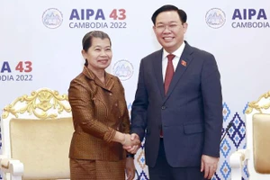 Chủ tịch Quốc hội Vương Đình Huệ và Phó Thủ tướng Men Sam An. (Ảnh: TTXVN) 