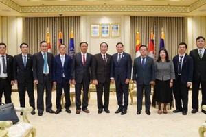 Thượng tướng Trần Quốc Tỏ, Ủy viên Trung ương Đảng, Thứ trưởng Công an cùng Đoàn công tác Bộ Công an Việt Nam tới chào xã giao Ngài Neth Savoeun, Ủy viên Ban Thường vụ Ban Chấp hành Trung ương Đảng Nhân dân Campuchia, Phó Thủ tướng thứ nhất Vương quốc Campuchia. (Ảnh: bocongan.gov.vn) 