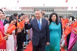 Lễ tiễn Tổng Bí thư, Chủ tịch nước Tô Lâm và Phu nhân tại Sân bay quốc tế Bắc Kinh. (Ảnh: TTXVN)