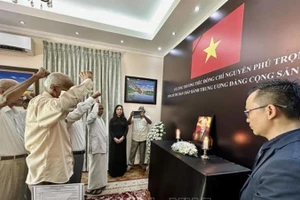 Đoàn lãnh đạo Đảng Cộng sản Sri Lanka viếng Tổng Bí thư Nguyễn Phú Trọng. (Ảnh: TTXVN)