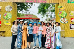 Ngày hội bánh dân gian Nam Bộ tại thành phố Bạc Liêu thu hút sự quan tâm của nhiều người dân, khách du lịch trong và ngoài tỉnh. (Ảnh: TRỌNG DUY)